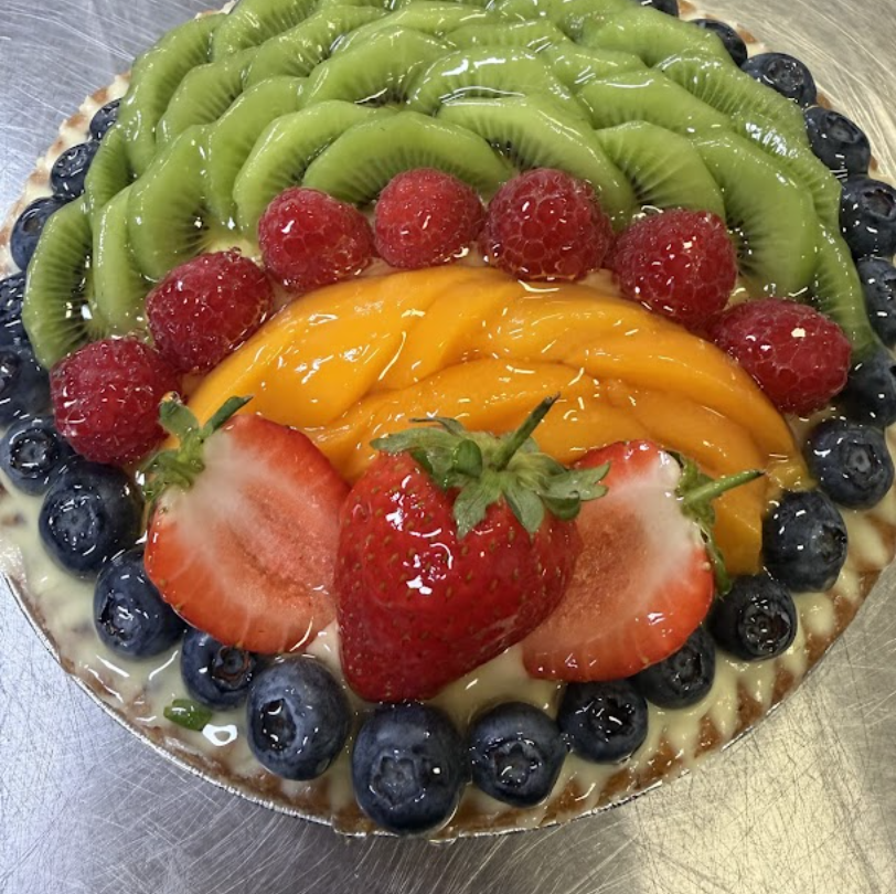 Fresh fruit tart with berries and kiwi